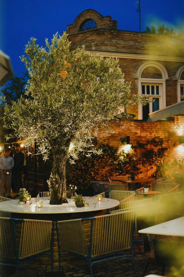 The Blue Fox Hotel Tbilisi Buitenkant foto